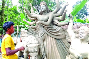 বাপদাদার ঐতিহ্য প্রতিমাশিল্প আঁকড়ে আছেন তাঁরা