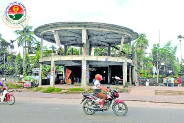 মহাসড়কের মধ্যে ঝুঁকিপূর্ণ স্থাপনা