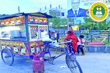 ফুটপাতে খাবারের পসরা