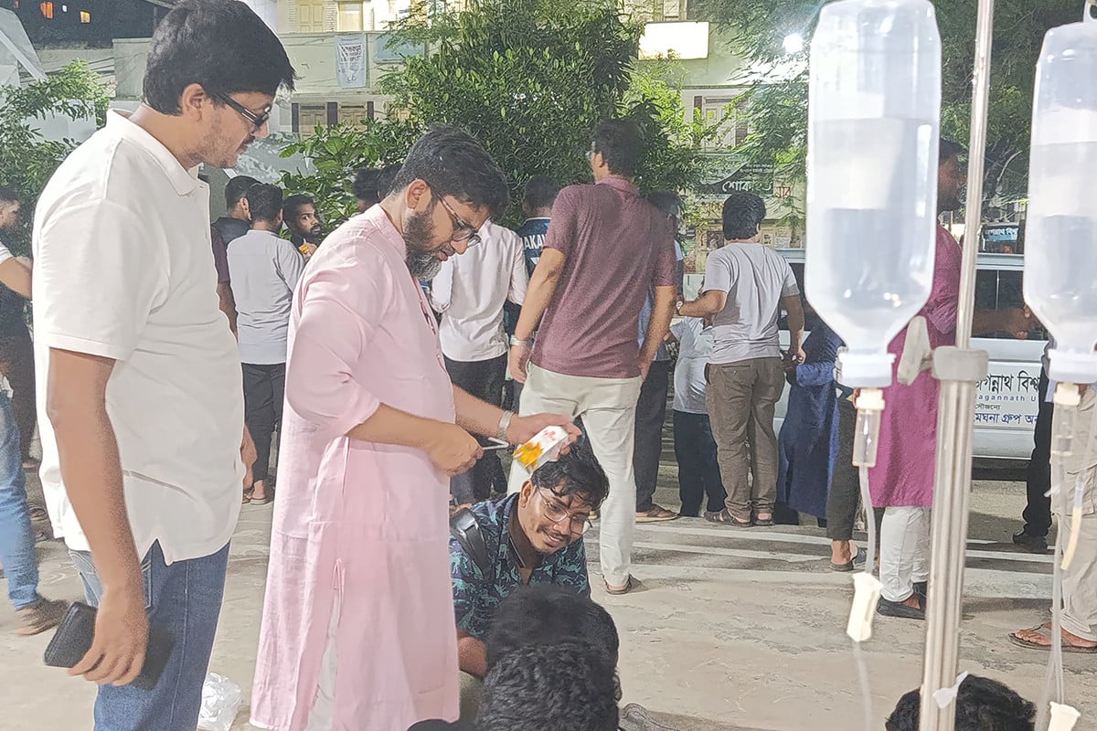 তিন দফা দাবি মানল প্রশাসন, ৩২ ঘণ্টা পর অনশন ভাঙলেন জবি শিক্ষার্থীরা