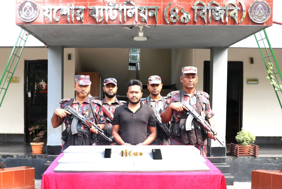 যশোরে কোটি টাকার স্বর্ণের বারসহ যুবক আটক