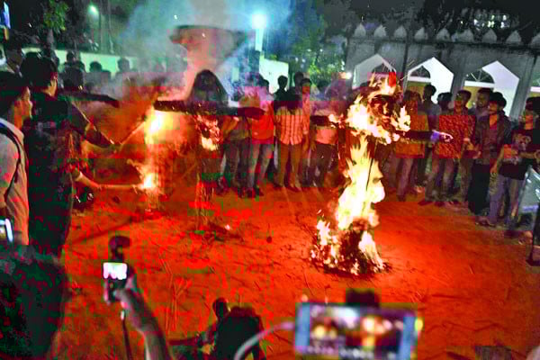 ‘কাকতাড়ুয়া দহন’ কর্মসূচি পালন করলেন পলিটেকনিক শিক্ষার্থীরা