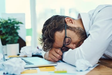 কাজের ফাঁকে ঘুম আসে? জানুন মুক্তির উপায়