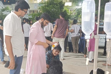 তিন দফা দাবি মানল প্রশাসন, ৩২ ঘণ্টা পর অনশন ভাঙলেন জবি শিক্ষার্থীরা