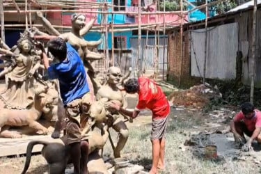 খাগড়াছড়ির পাহাড়ে পূজার আমেজ, প্রতিমা তৈরিতে ব্যস্ত মৃৎশিল্পীরা