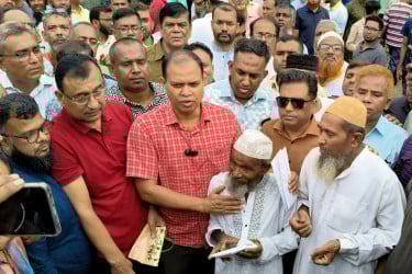 বগুড়ায় আগুনে ক্ষতিগ্রস্ত তিন পরিবারকে আর্থিক সহায়তা বিএনপি'র