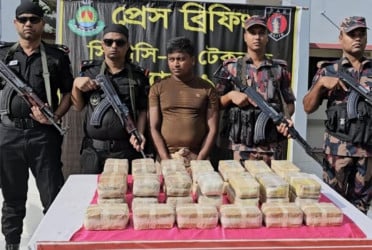 টেকনাফে ইয়াবাসহ রোহিঙ্গা আটক