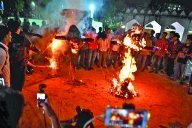 ‘কাকতাড়ুয়া দহন’ কর্মসূচি পালন করলেন পলিটেকনিক শিক্ষার্থীরা