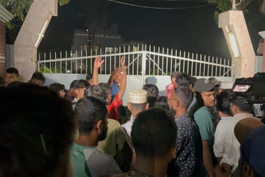 রাবিতে পোষ্য কোটা পুনর্বহাল, উপাচার্যের বাসভবন ঘেরাও