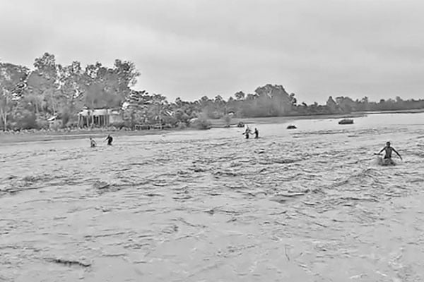 বাঁধ ভেঙে প্লাবিত ২০ গ্রাম