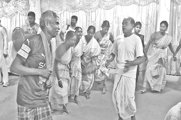 নেচে-গেয়ে উদ্‌যাপন কারাম উৎসব