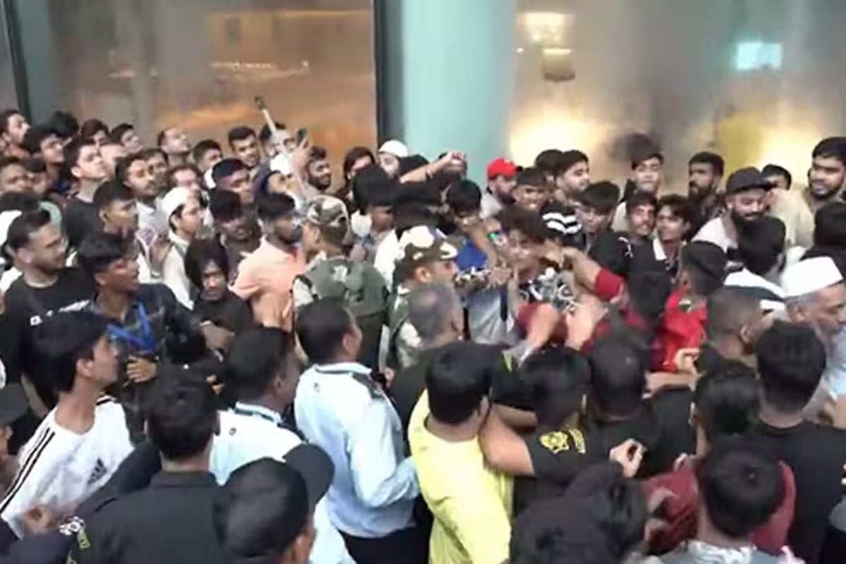 আইফোন ১৭ কেনা নিয়ে ভারতে অ্যাপল স্টোরে ব্যাপক মারামারি (ভিডিও)