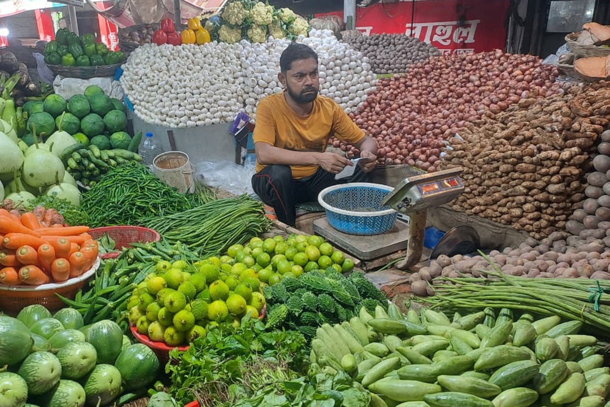 বগুড়ায় উৎপাদন বেশি হলেও সবজির দাম বাড়তি