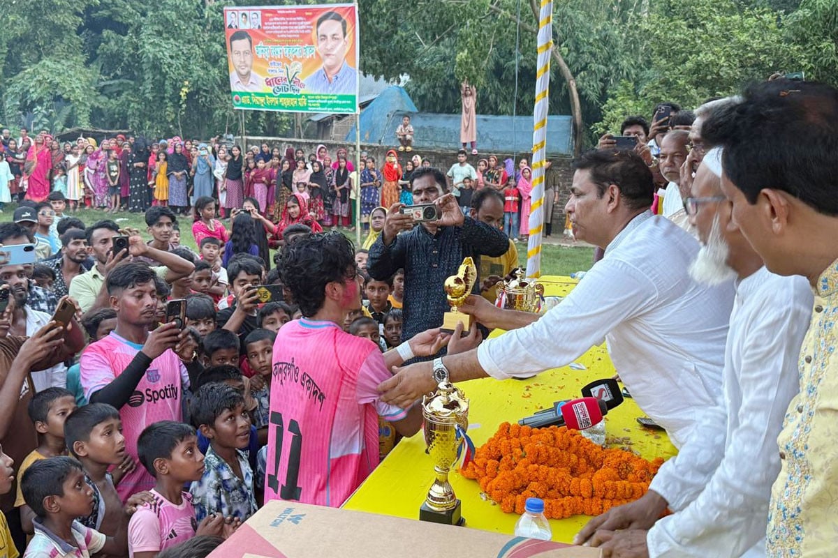 মাদারীপুরে আরাফাত রহমান কোকো স্মৃতি ফুটবল টুর্নামেন্টের ফাইনাল অনুষ্ঠিত