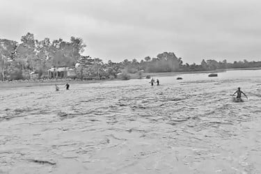 বাঁধ ভেঙে প্লাবিত ২০ গ্রাম