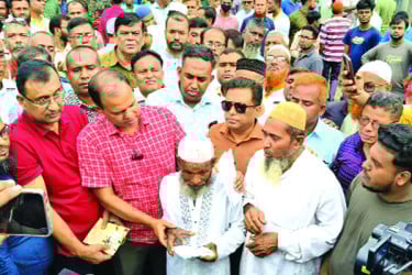 আগুনে পুড়ে নিঃস্ব তিন পরিবারের পাশে তারেক রহমান