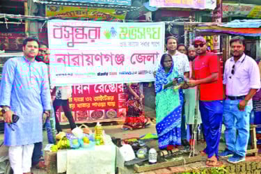 স্বামী-সন্তান হারানো সংগ্রামী বৃদ্ধার পাশে বসুন্ধরা শুভসংঘ