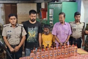 ওষুধের দোকানের আড়ালে মদ বিক্রি, আইনজীবীসহ তিনজন আটক