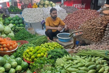 বগুড়ায় উৎপাদন বেশি হলেও সবজির দাম বাড়তি