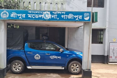 শ্রীপুরে মাদকবিরোধী অভিযানে পুলিশের ওপর হামলা, আটক ৪