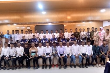 তারা নিজেরা কাঁদলেন অন্যদেরও চোখ ভিজালেন
