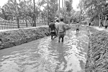 খুঁড়ে রাখা সড়কে হাঁটুপানি