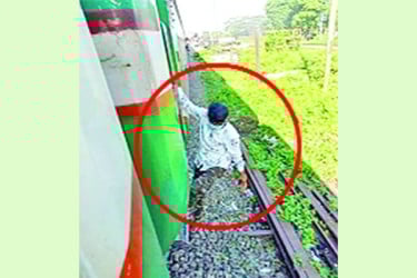ট্রেনে ভয়ংকর ছিনতাইকারী
