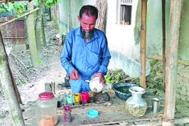 ৩৫ বছর ধরে এক টাকায় চা বিক্রি করছেন মহির