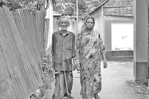 ৩৬ বছর পর সমাজে ফিরল দম্পতি