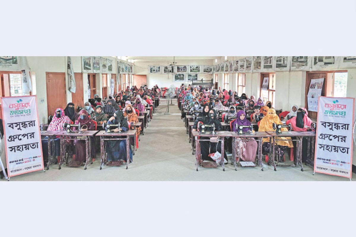 পাবনার অসচ্ছল নারীদের পাশে বসুন্ধরা গ্রুপ