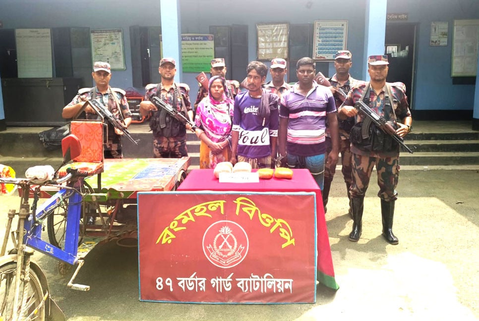 মেহেরপুর সীমান্তে গাঁজাসহ আটক ৩