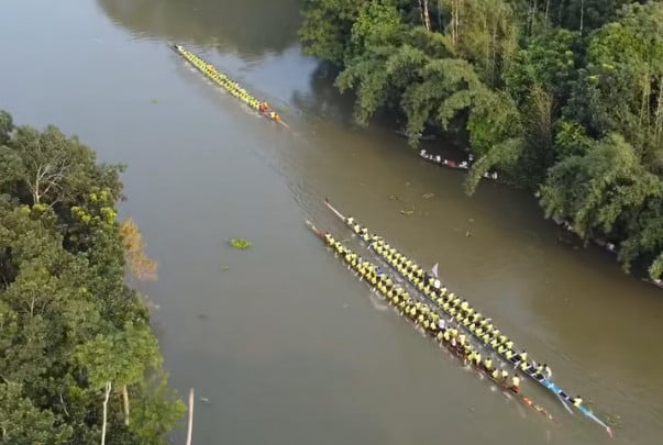 কাশিয়ানীর কুমার নদে দৃষ্টিনন্দন নৌকা বাইচ