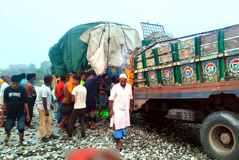 বগুড়ায় দাঁড়িয়ে থাকা ট্রাকে ধাক্কা, চালক-হেলপার নিহত