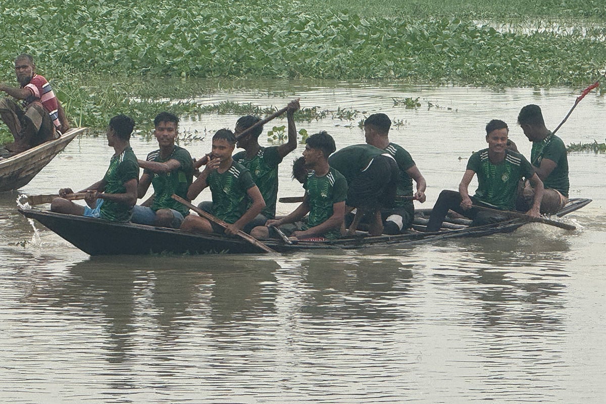 নওগাঁয় উৎসবমুখর পরিবেশে নৌকাবাইচ