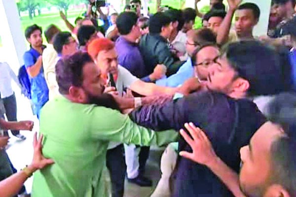 দাবি আদায়ে অনড় শিক্ষার্থীরা, শিক্ষকদের কর্মবিরতি ঘোষণা