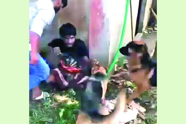 চুরির অভিযোগে যুবককে কুকুর লেলিয়ে নির্যাতন