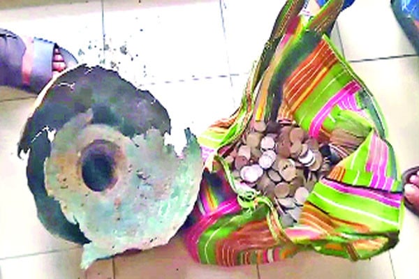 মাটির নিচে মিলল ব্রিটিশ আমলের রৌপ্যমুদ্রা