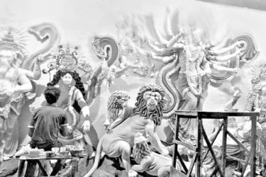 শারদীয় দুর্গোৎসব, চলছে প্রতিমায় সাজসজ্জা