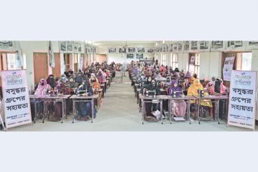 পাবনার অসচ্ছল নারীদের পাশে বসুন্ধরা গ্রুপ