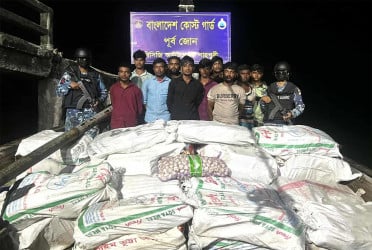 মিয়ানমারে খাদ্য সামগ্রী পাচারকালে ১০ পাচারকারী গ্রেফতার