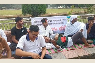 রাবিতে পোষ্য কোটা পুনর্বহাল, কাফনের কাপড়ে আমরণ অনশনে শিক্ষার্থীরা