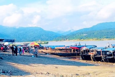 সাদাপাথরে পর্যটকবাহী নৌকা ছাড়া সব ধরনের নৌযান চলাচলে নিষেধাজ্ঞা