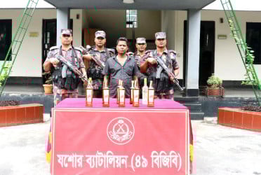 যশোরে বিদেশি মদসহ ভারতীয় নাগরিক আটক