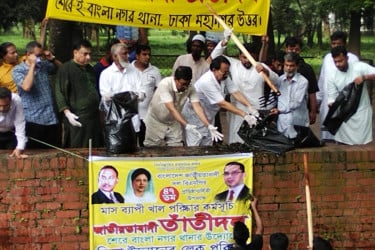 জিয়া উদ্যানের লেক পরিষ্কার করল তাঁতীদল