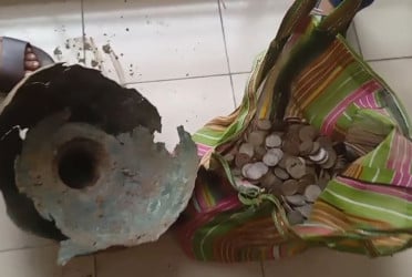 মাটির নিচে মিলল ব্রিটিশ আমলের ধাতব মুদ্রা