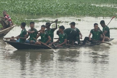 নওগাঁয় উৎসবমুখর পরিবেশে নৌকাবাইচ