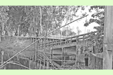 ব্রিজ ভেঙে দুর্ভোগে বছর পার