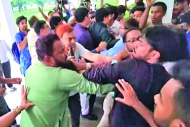 দাবি আদায়ে অনড় শিক্ষার্থীরা, শিক্ষকদের কর্মবিরতি ঘোষণা