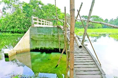 সাঁকো দিয়ে ব্রিজে উঠে চলাচল করেন পথচারী