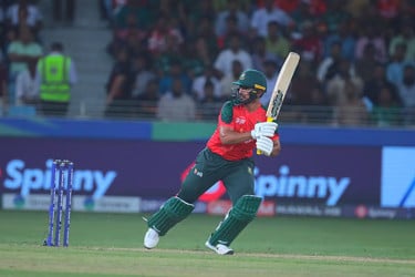 বাংলাদেশের দরকার ২৩ বলে ৩২, হাতে ৭ উইকেট